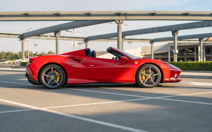 Ferrari F8 Tributo Spyder (Красный), 2023 - почасово почасовая аренда в Дубай 1