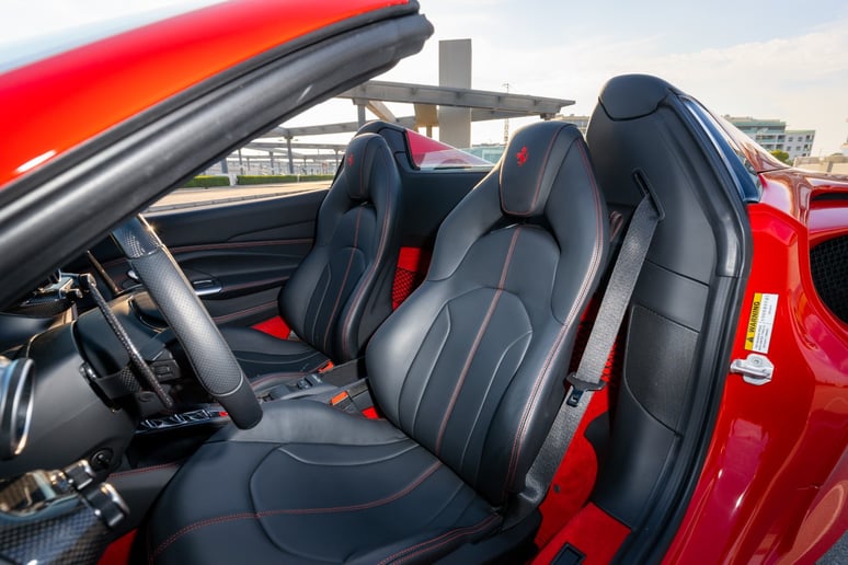 Ferrari F8 Tributo Spyder (Rot), 2023  zur Miete in Abu Dhabi