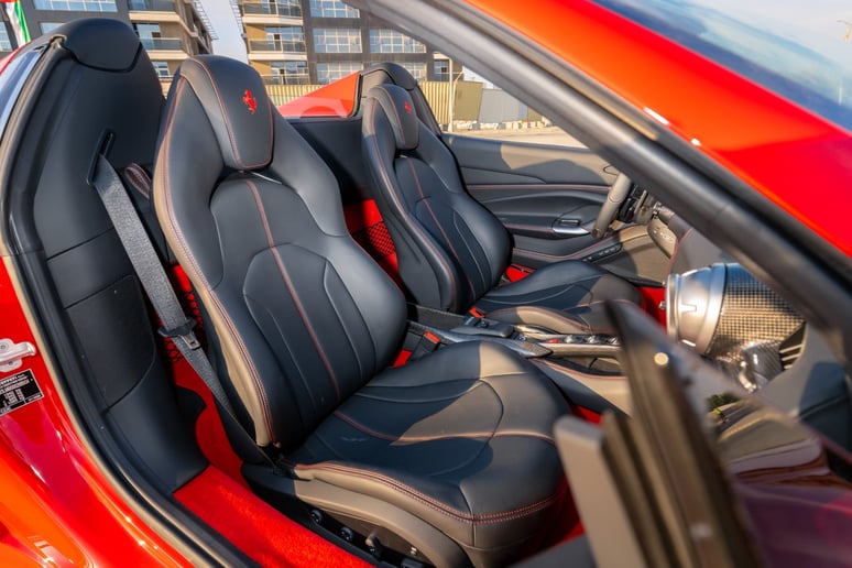 Ferrari F8 Tributo Spyder (Rot), 2023  zur Miete in Abu Dhabi