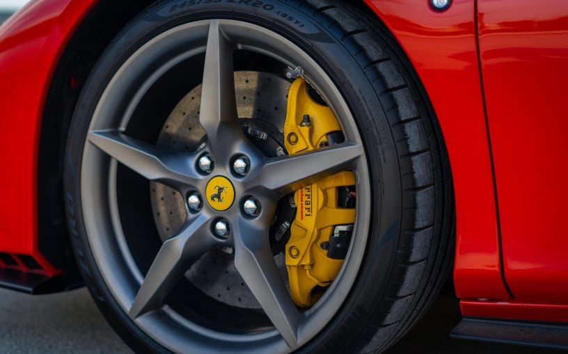 Ferrari F8 Tributo Spyder (Rot), 2023  zur Miete in Abu Dhabi