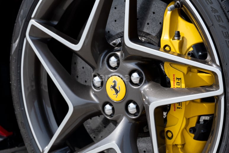 Ferrari F8 Tributo (Rood), 2020 te huur in Dubai