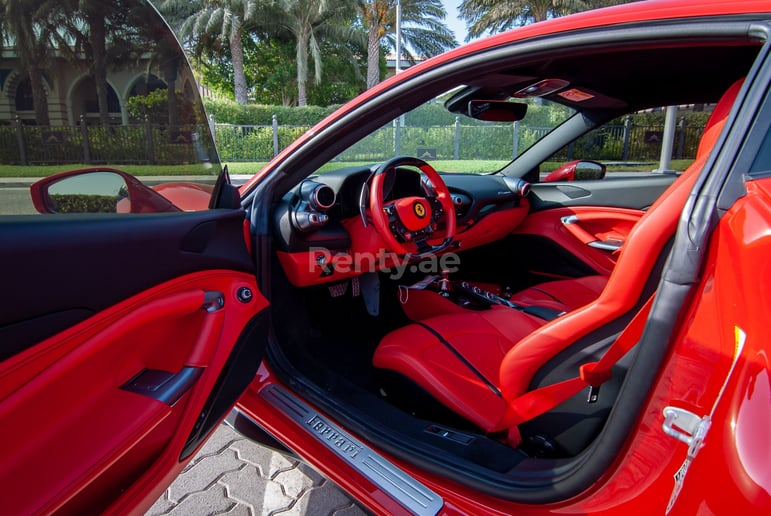 Ferrari F8 Tributo (Rood), 2020 te huur in Dubai