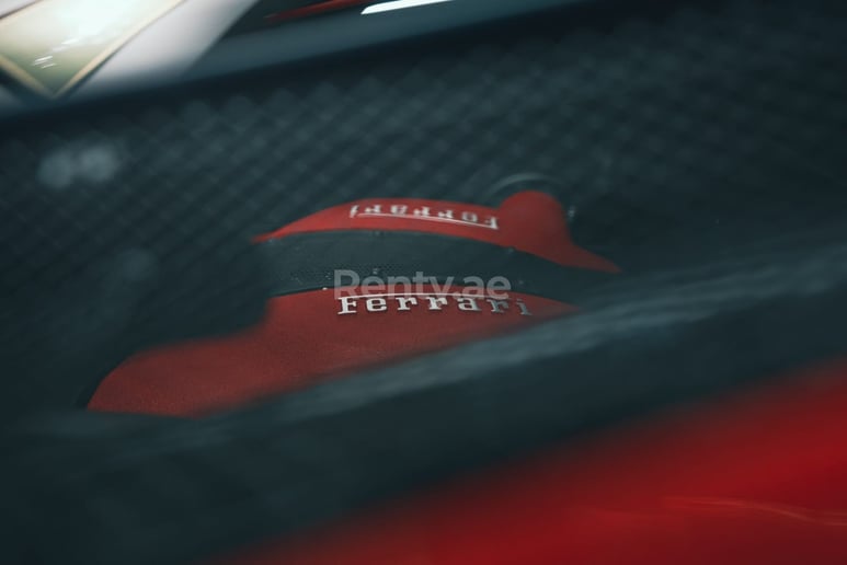 在迪拜 租 Ferrari F8 Tributo (红色), 2022 6