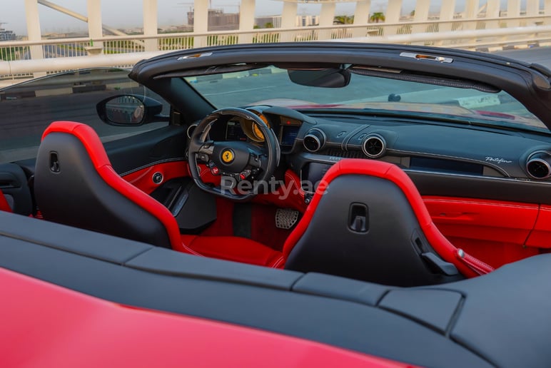 Ferrari Portofino Rosso Black Roof (Красный), 2019 для аренды в Абу-Даби