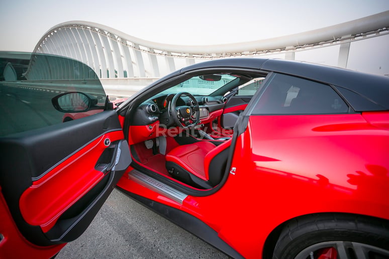 Ferrari Portofino Rosso Black Roof (Красный), 2019 для аренды в Абу-Даби