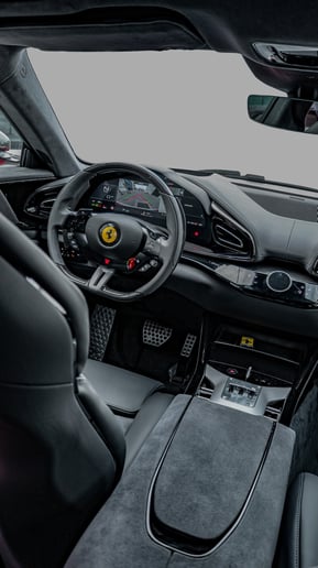 Ferrari Purosangue (rojo), 2025 para alquiler en Ras Al Khaimah
