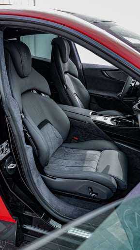 Ferrari Purosangue (rojo), 2025 para alquiler en Ras Al Khaimah