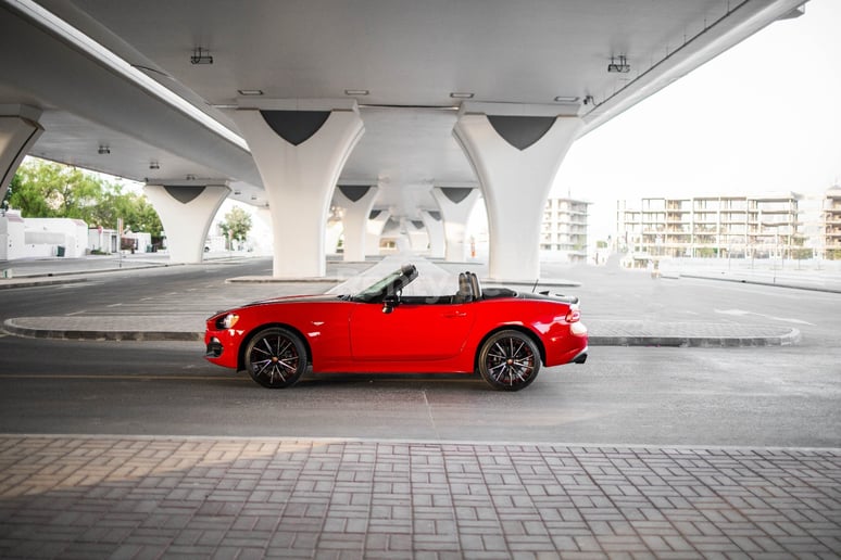 在迪拜 租 菲亚特 Abarth 124 Spider (红色), 2019