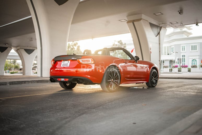 在迪拜 租 菲亚特 Abarth 124 Spider (红色), 2019