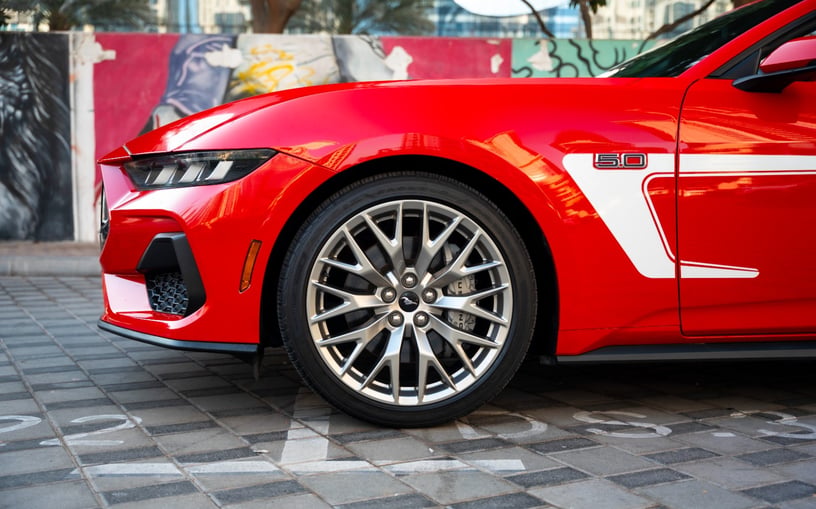 Ford Mustang cabrio (Rouge), 2023 - offres de bail &agrave; Ras Al Khaimah