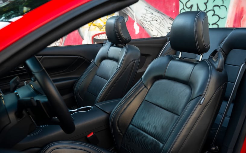Ford Mustang cabrio (Rouge), 2023 - offres de bail &agrave; Ras Al Khaimah