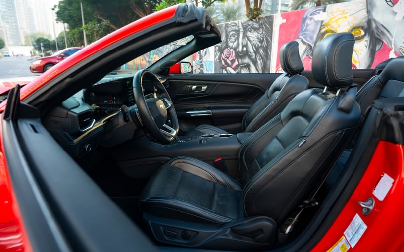 Ford Mustang cabrio (Rouge), 2023 - offres de bail &agrave; Ras Al Khaimah