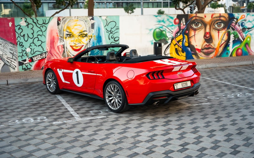 Ford Mustang cabrio (Rouge), 2023 - offres de bail &agrave; Ras Al Khaimah
