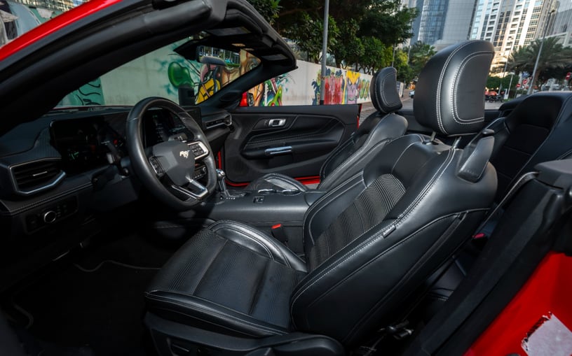 Ford Mustang cabrio (Rouge), 2023 - offres de bail &agrave; Ras Al Khaimah