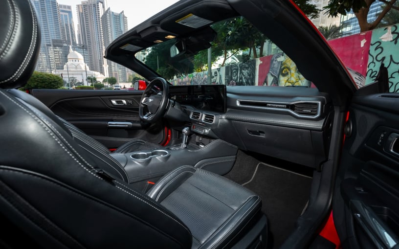 Ford Mustang cabrio (Rouge), 2023 - offres de bail &agrave; Ras Al Khaimah