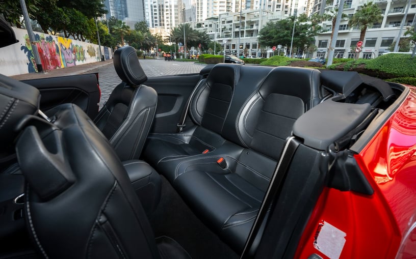 Ford Mustang cabrio (Rouge), 2023 - offres de bail &agrave; Ras Al Khaimah
