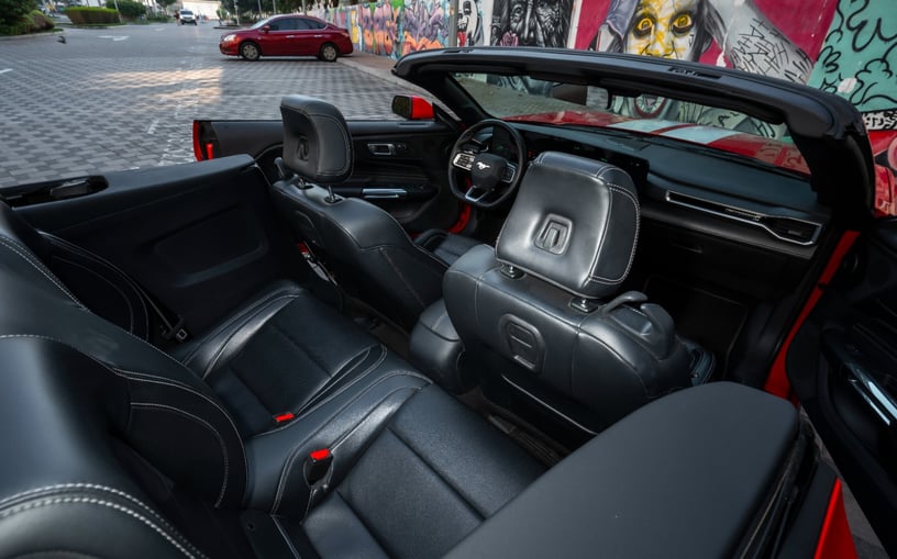 Ford Mustang cabrio (Rouge), 2023 - offres de bail &agrave; Ras Al Khaimah