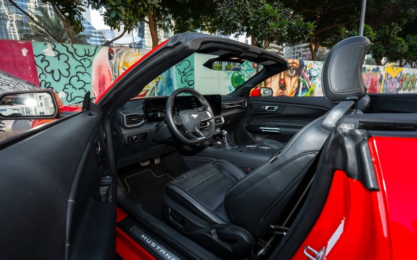 Ford Mustang cabrio (Rouge), 2023 - offres de bail &agrave; Ras Al Khaimah