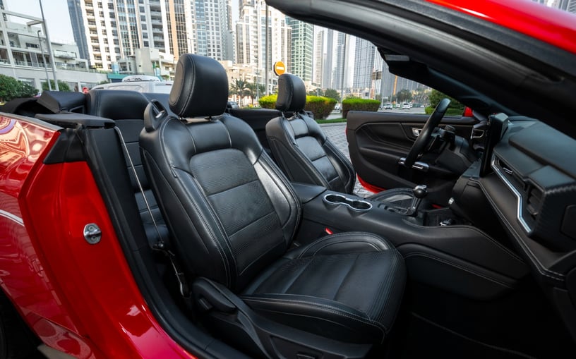 Ford Mustang cabrio (Rouge), 2023 - offres de bail &agrave; Ras Al Khaimah