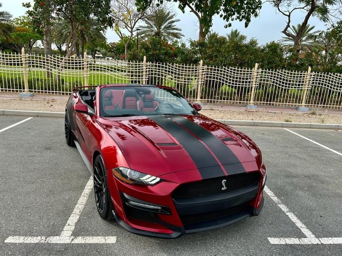 Ford Mustang Convertible (Rood), 2021 te huur in Dubai