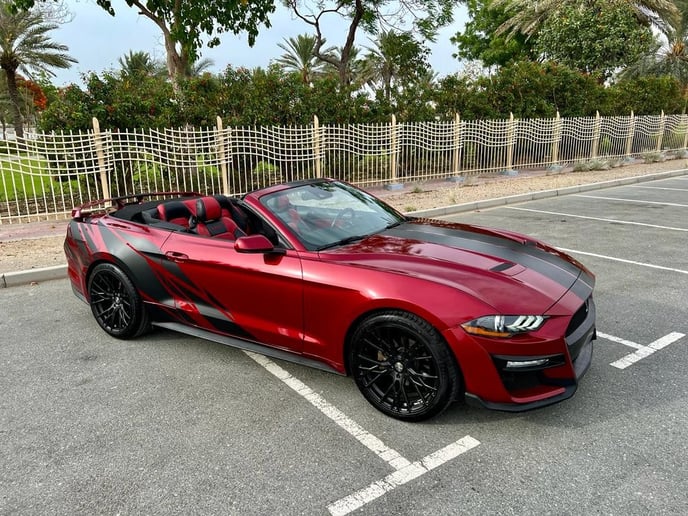 Ford Mustang Convertible (Rood), 2021 te huur in Dubai