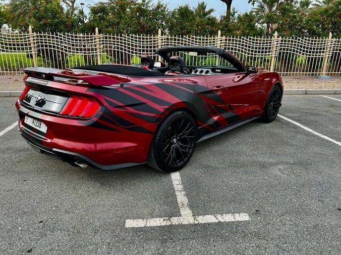 Ford Mustang Convertible (Rood), 2021 te huur in Dubai