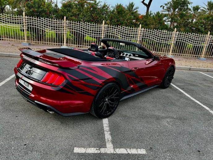 Ford Mustang Convertible (Rood), 2021 te huur in Dubai