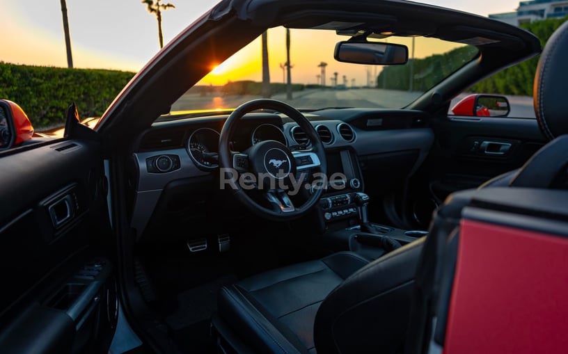 Dubai'de kiralık Ford Mustang Cabrio (Kırmızı), 2019