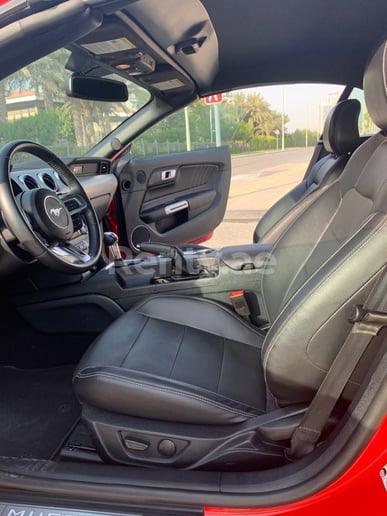 Dubai'de kiralık Ford Mustang Cabrio (Kırmızı), 2020
