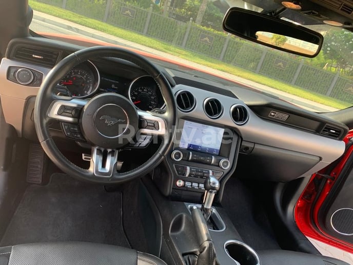 Dubai'de kiralık Ford Mustang Cabrio (Kırmızı), 2020