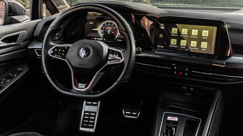 在阿布扎比 租 Golf GTI (红色), 2021