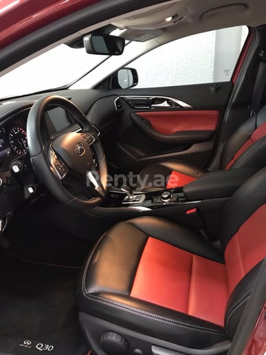 إيجار إنفينيتي Q30 (أحمر), 2019 في دبي