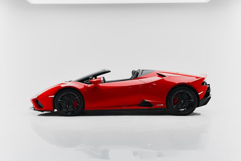 Lamborghini Huracan Evo Akropovic (rojo), 2021 para alquiler en Dub&aacute;i