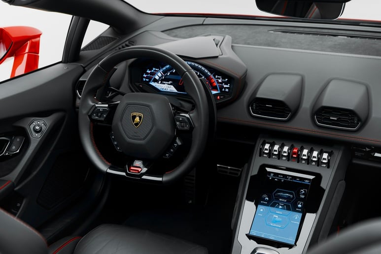 Lamborghini Huracan Evo Akropovic (rojo), 2021 para alquiler en Dub&aacute;i