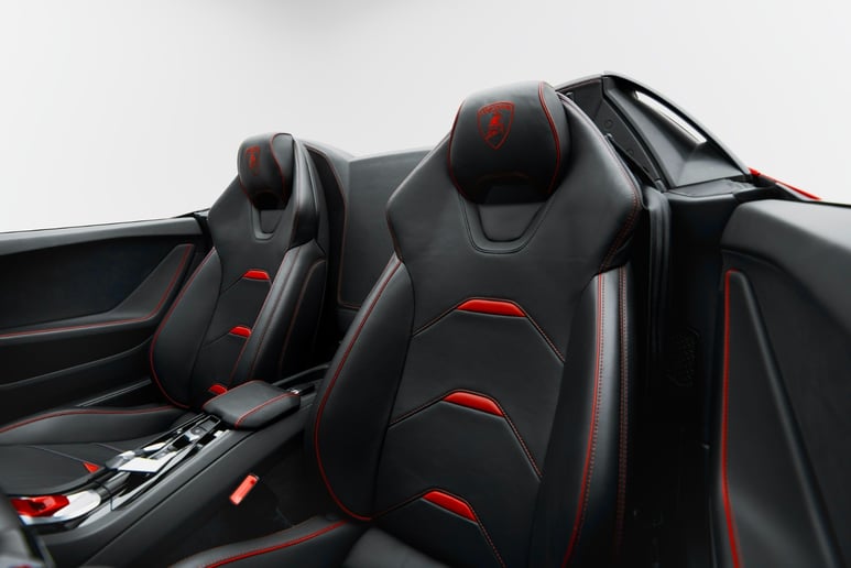 Lamborghini Huracan Evo Akropovic (rojo), 2021 para alquiler en Dub&aacute;i