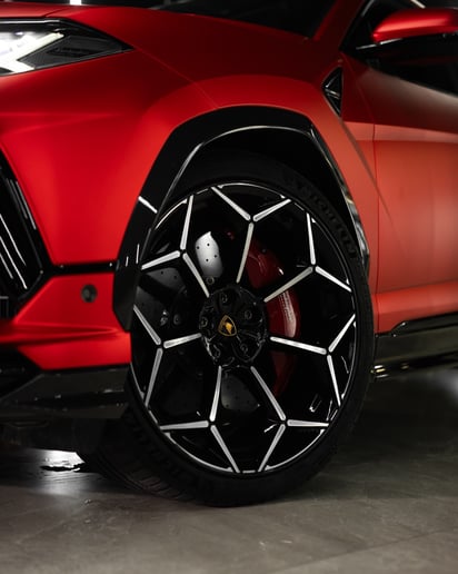 Lamborghini Urus (Rood), 2023 te huur in Dubai