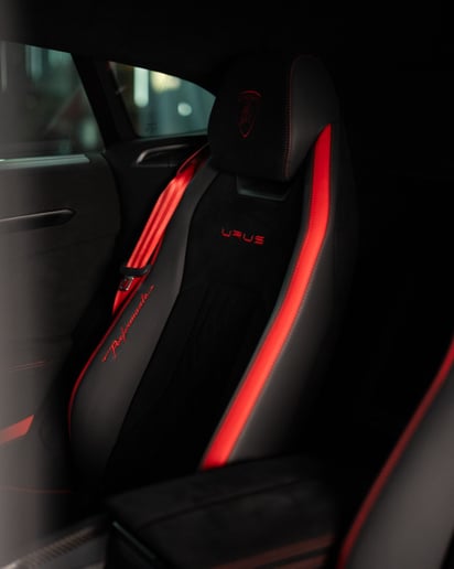 Lamborghini Urus (Rood), 2023 te huur in Dubai