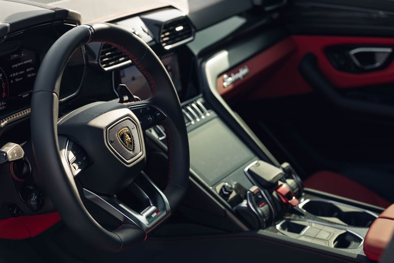 Lamborghini Urus (rojo), 2022 - cada hora alquiler por horas en Dubai 3