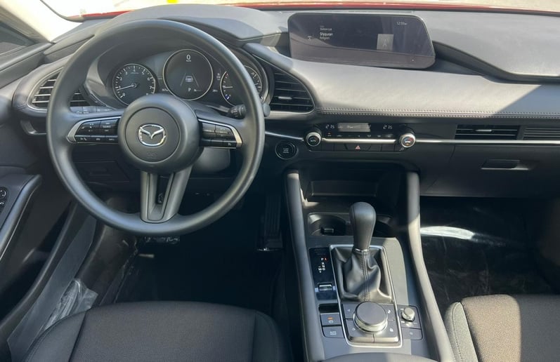 Şarika'de kiralık Mazda 3 (Kırmızı), 2024