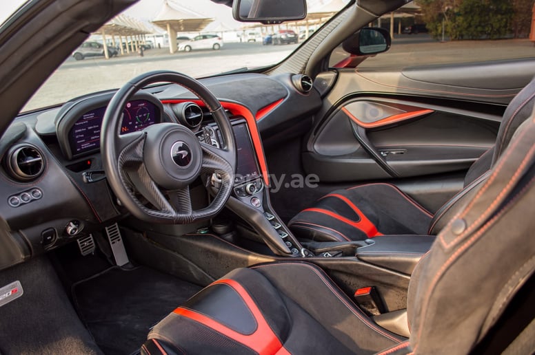 McLaren 720 S Spyder (Rouge), 2020 &agrave; louer &agrave; Duba&iuml;