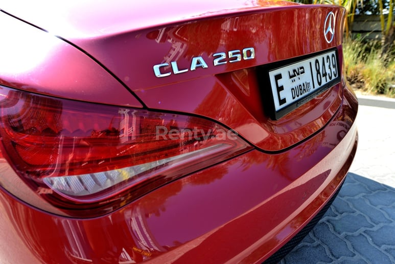 Mercedes CLA 250 (Rot), 2018  zur Miete in Dubai