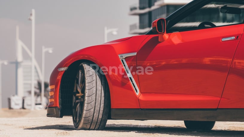Dubai'de kiralık Nissan GTR (Kırmızı), 2016