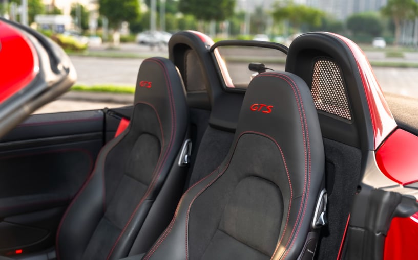 Porsche Boxster 718 Style Edition (Rouge), 2024 &agrave; louer &agrave; Sharjah