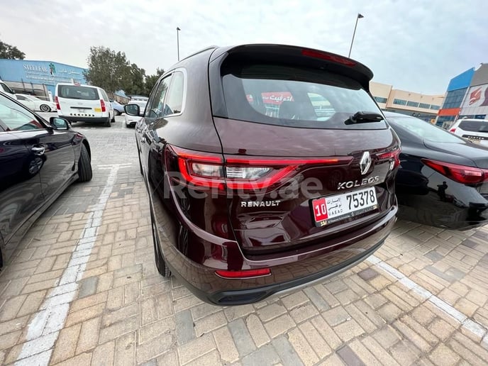 إيجار رينو كوليوس (أحمر), 2022 في دبي