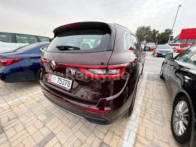 إيجار رينو كوليوس (أحمر), 2022 في دبي