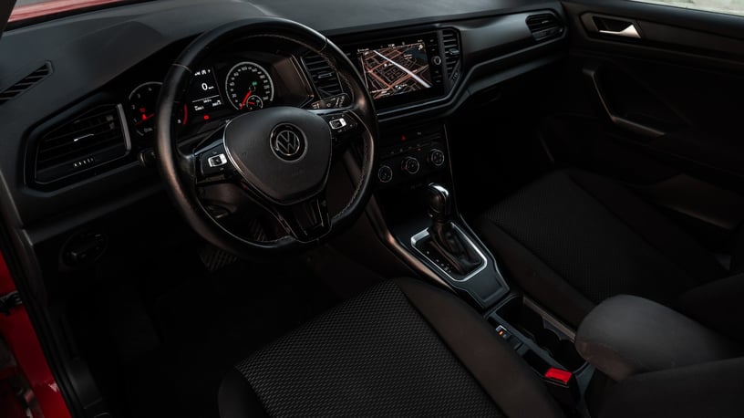 إيجار فولكس واجن T-Roc (أحمر), 2023 في أبو ظبي