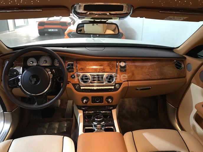 Rolls Royce Wraith (Blanco), 2018 para alquiler en Dub&aacute;i