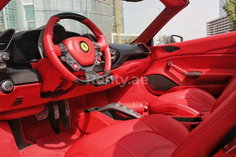 Dubai'de kiralık Ferrari 488 Spyder (G&uuml;m&uuml;ş Gri), 2018