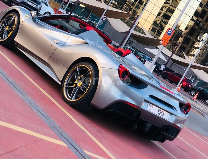 Dubai'de kiralık Ferrari 488 Spyder (G&uuml;m&uuml;ş Gri), 2018