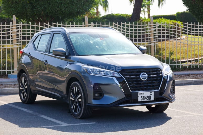 Nissan Kicks (Gris), 2022 para alquiler en Dub&aacute;i